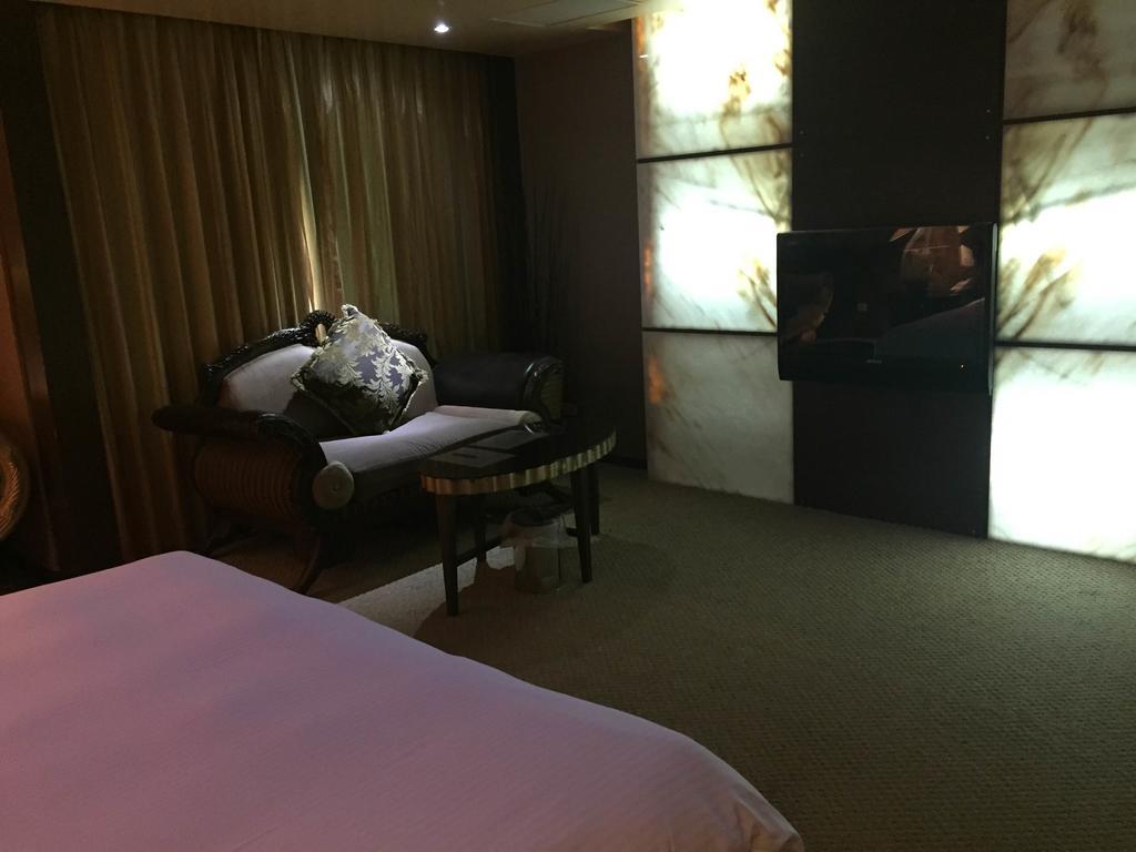 Crystal Business Motel Kota Hsinchu Bagian luar foto