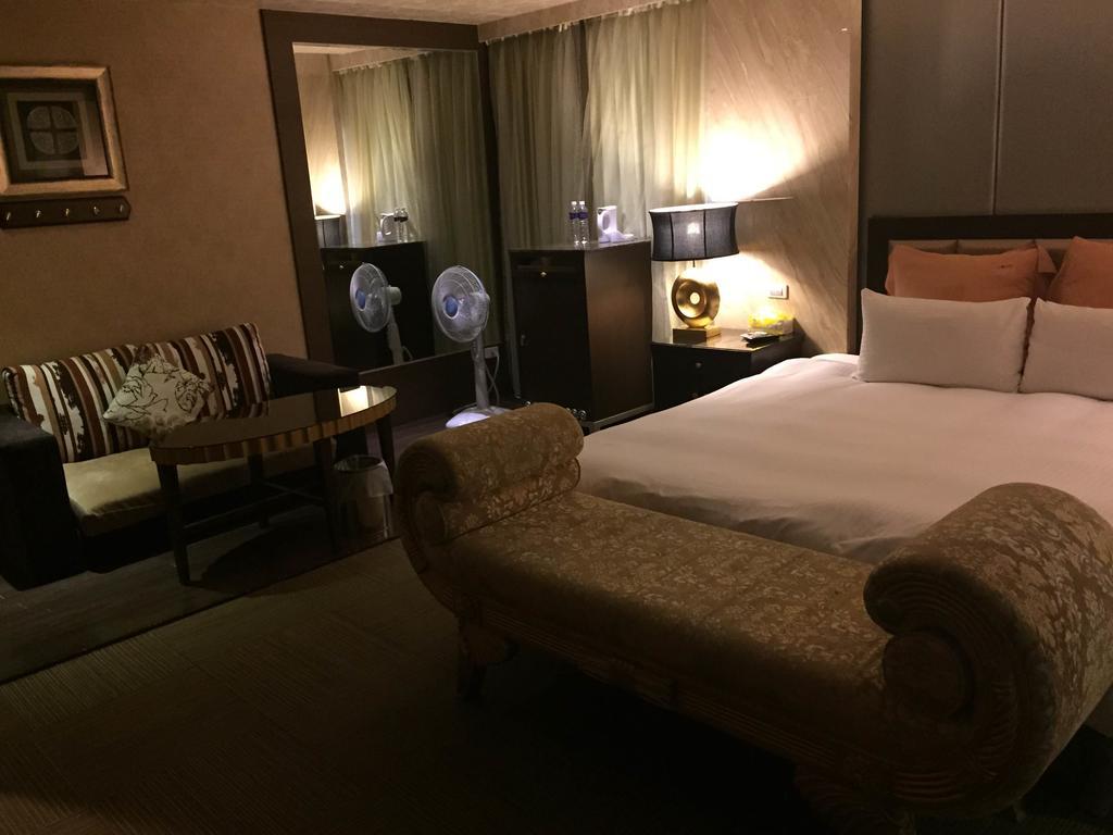 Crystal Business Motel Kota Hsinchu Bagian luar foto