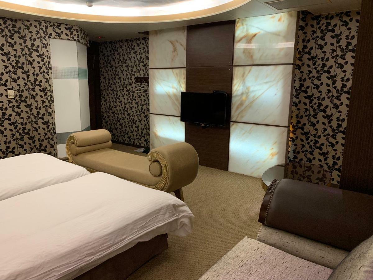 Crystal Business Motel Kota Hsinchu Bagian luar foto